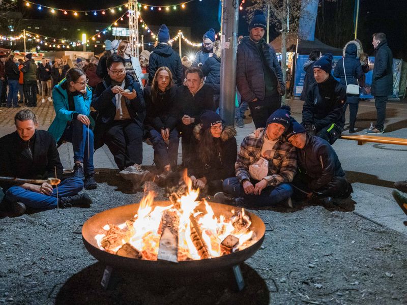 More people infront of the fire bowl