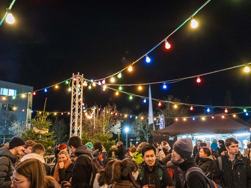 Glühnix full of people